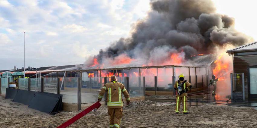 Strandtent door brand verwoest in Hoek van Holland