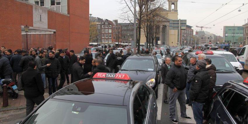 Foto van boze taxichauffeurs | bon