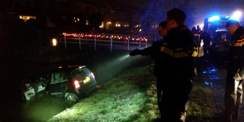 Auto te water aan Karperstraat in Aalsmeer
