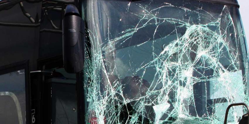 Touringcar met kinderen gebotst en gekanteld op snelweg in België