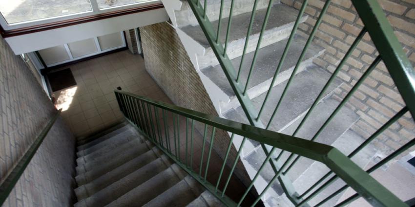 Man raakt ernstig gewond na fietsen van trap