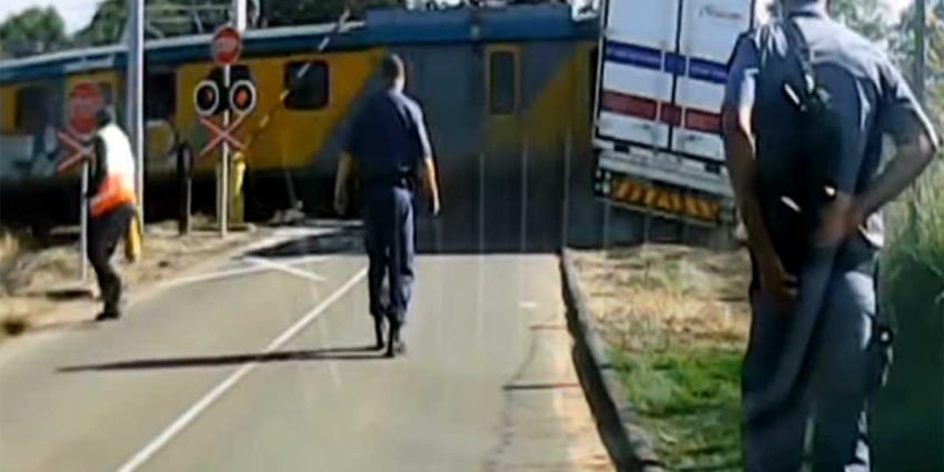 Trein ramt op overgang vastgelopen oplegger