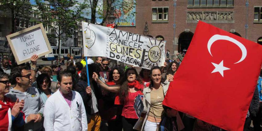 Foto van demonstrerende Turken op het Beursplein | BON