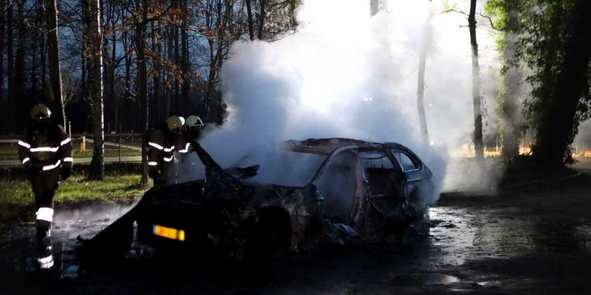 uitgebrande-auto-brandweer