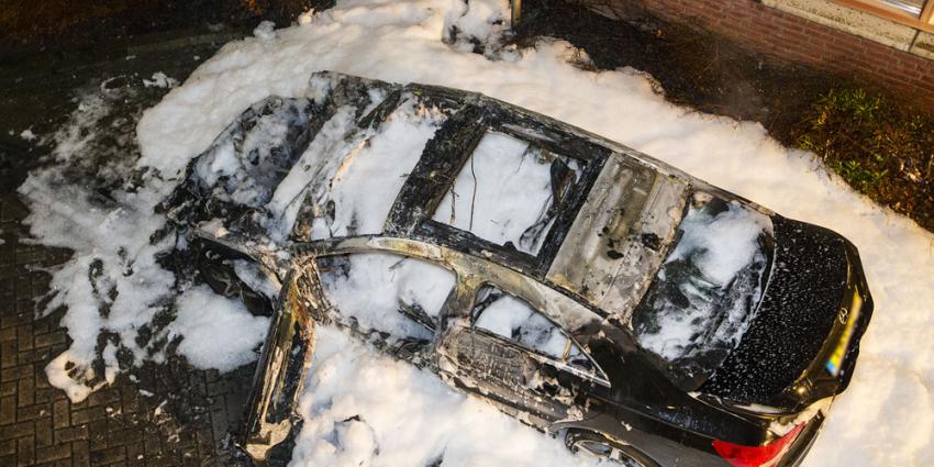 Auto volledig uitgebrand in Vlijmen