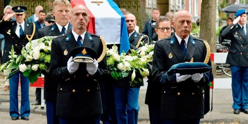Erehaag van politiemensen bij uitvaart oud-korpschef Gerard Bouman