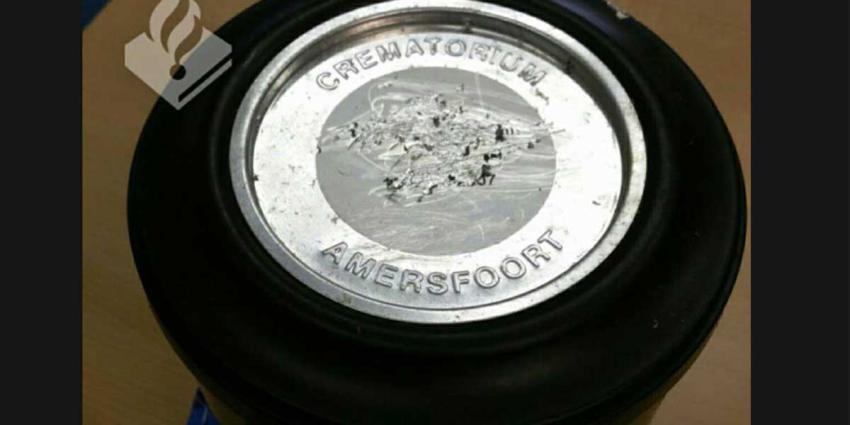 As in bos achtergelaten urn alsnog uitgestrooid