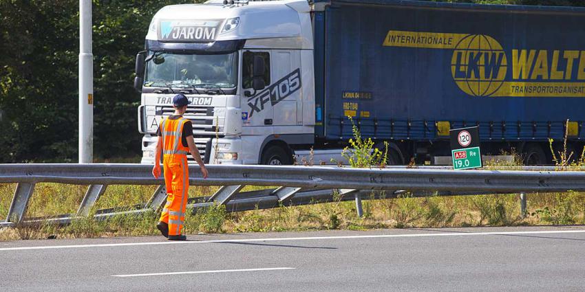 Tankwagen ramt vangrail op snelweg A58 bij Oirschot