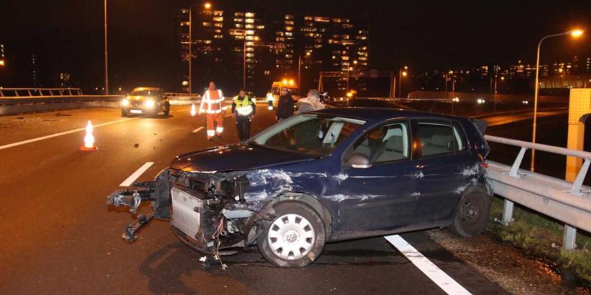 Auto botst tegen vangrail A20