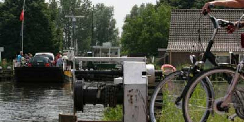 Nat pak voor 9 opvarenden na omslaan pontje Hillegom