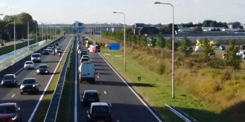 Auto over de kop op N201 Uithoorn