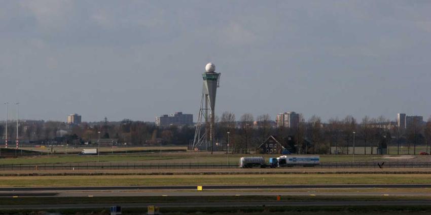Porsche vliegt over sloot en landt op terrein Schiphol