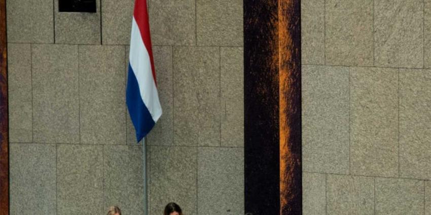 Nieuwe vlag 'wappert' in 2e Kamer, prijskaartje 12.000,- euro