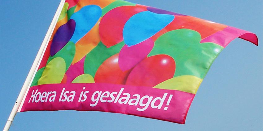 Topdrukte door 'geslaagd'-vlaggen bij Dokkumer Vlaggen Centrale