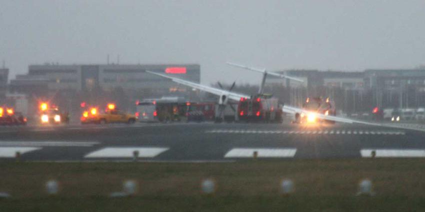 Vliegtuig op Schiphol naast de baan