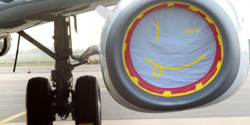Kinderbadjes om peperdure vliegtuigmotoren te beschermen op Schiphol
