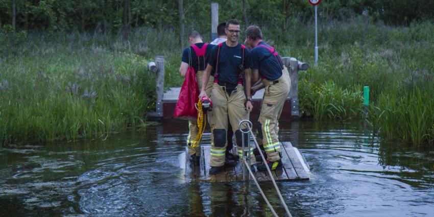 Brandweer redt jongen van vlot