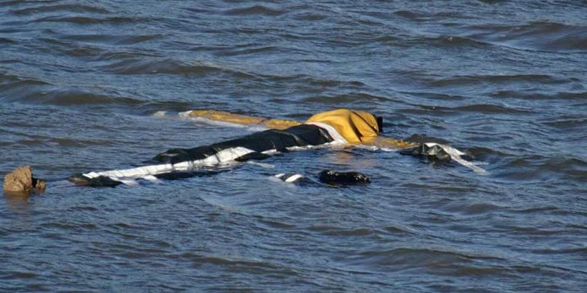 Brandweer haalt vogelverschrikker met brandweerpak aan uit water