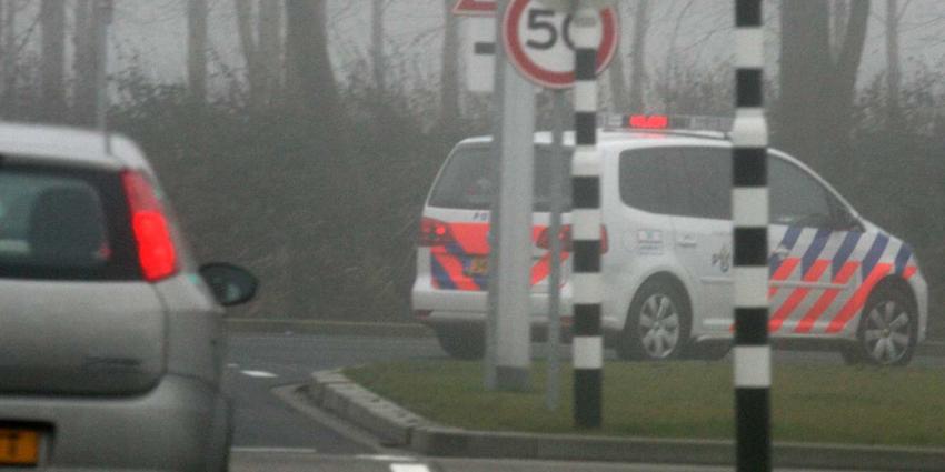 Man raakt rijbewijs kwijt na inhalen agenten met 200 kilometer per uur