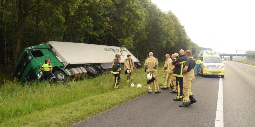 Vrachtwagen raakt van de A28 en komt in sloot tot stilstand