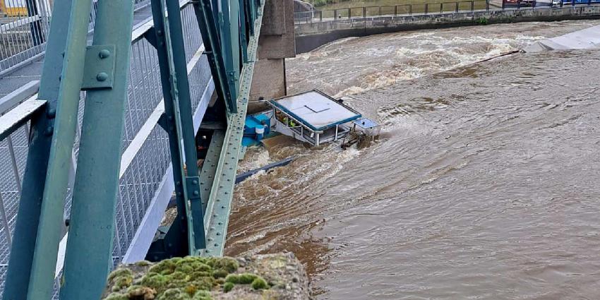 vrachtschip-aanvaring-gezonken-stuw-borgharen