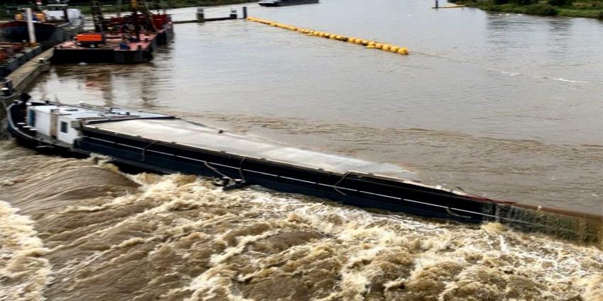 vrachtschip-gezonken-aanvaring-stuw-Borgharen