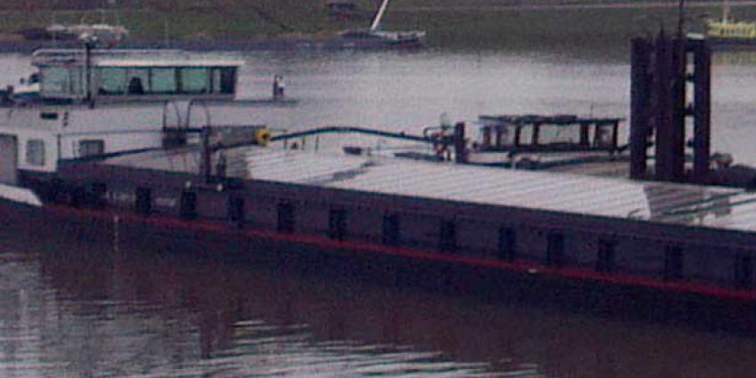 Schip ramt gloednieuwe brug bij Noordhorn