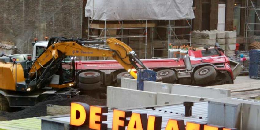 Vrachtwagen gekanteld op bouwterrein