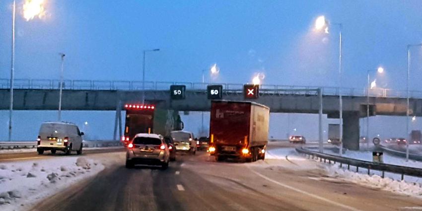 Filerecord: Sneeuwval zorgt voor veel overlast in het verkeer