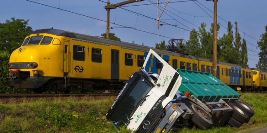 Vrachtwagen zakt weg in berm en belandt in sloot 