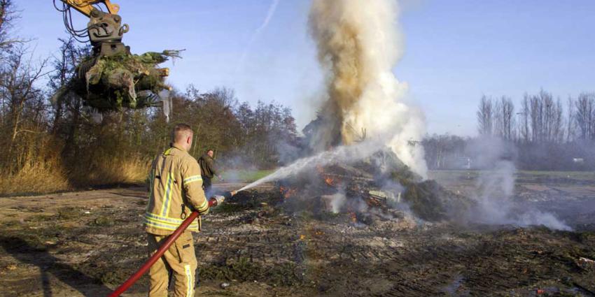 Brandweer blust resten vreugdevuur Vlaardingen