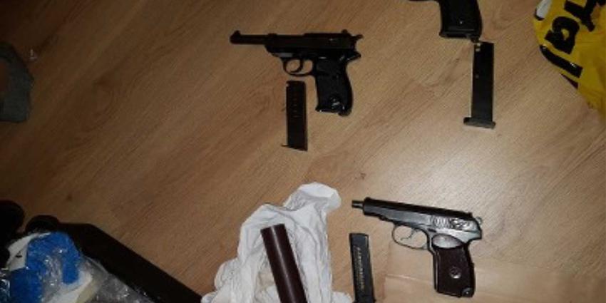 Politie doet inval bij inbraakverdachten en vindt veel geld en vuurwapens