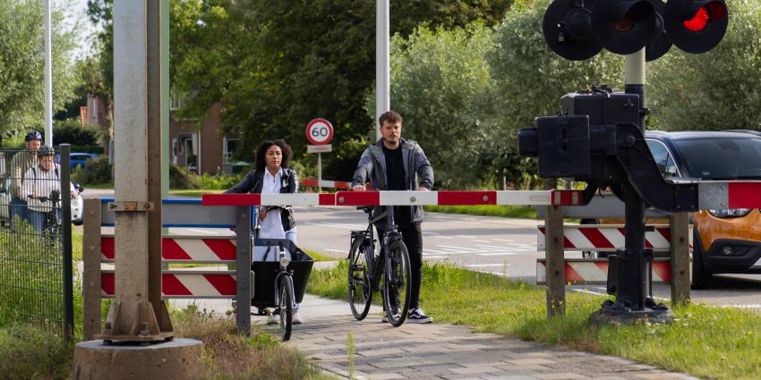 Fietsers voor overweg