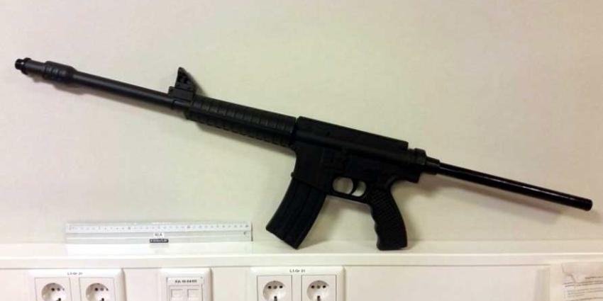 Mitrailleur blijkt waterpijp