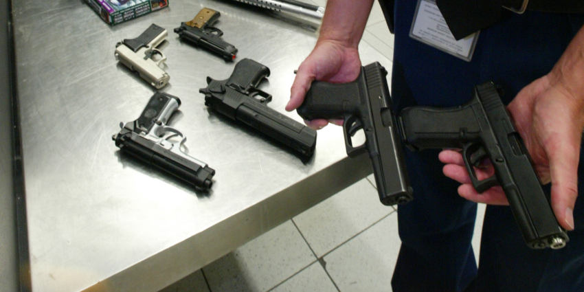 Man (36) aangehouden met wapens en vuurwerk na internetfilmpjes