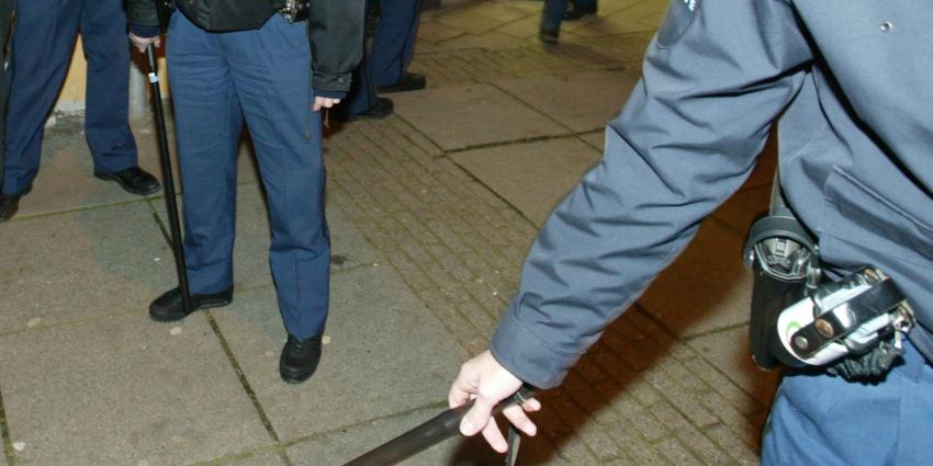 Agenten krijgen geen taser, maar wel 'lange lat'