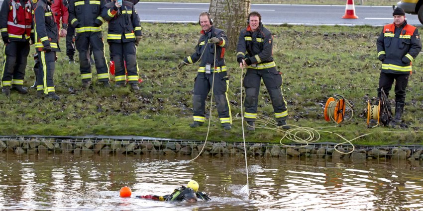 Auto raakt te water na aanrijding op N33 bij Veendam