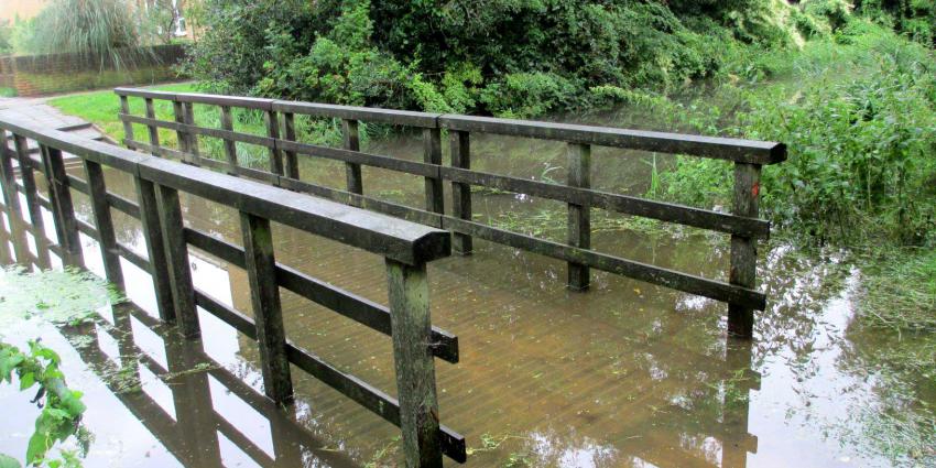 wateroverlast-bruggetje-regenval