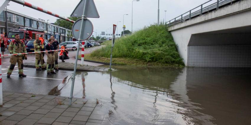Brandweer bij ondergelopen tunnel