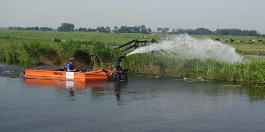 Waterschap gaat dijken sproeien vanwege droogte