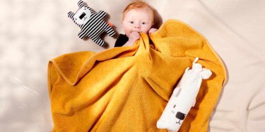 Foto van kind onder fleece deken
