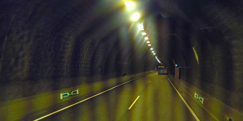 Vrouw en dochtertje keren in Westerscheldetunnel en rijden tegen verkeer in