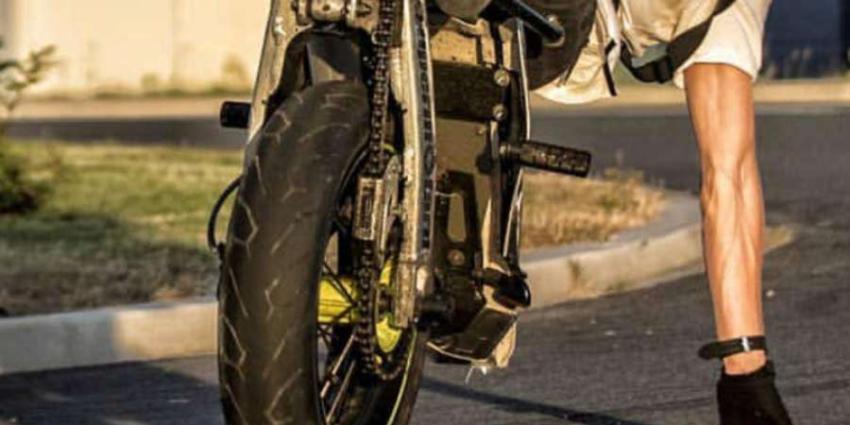 Wheelie rijders doen het het liefst zonder helm. Levensgevaarlijk en ze verpesten de motorsport!!