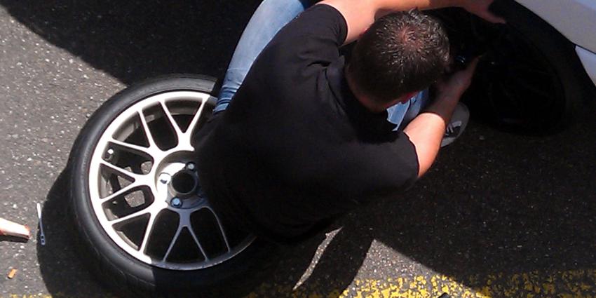 Losgeslagen wiel rijdt man aan