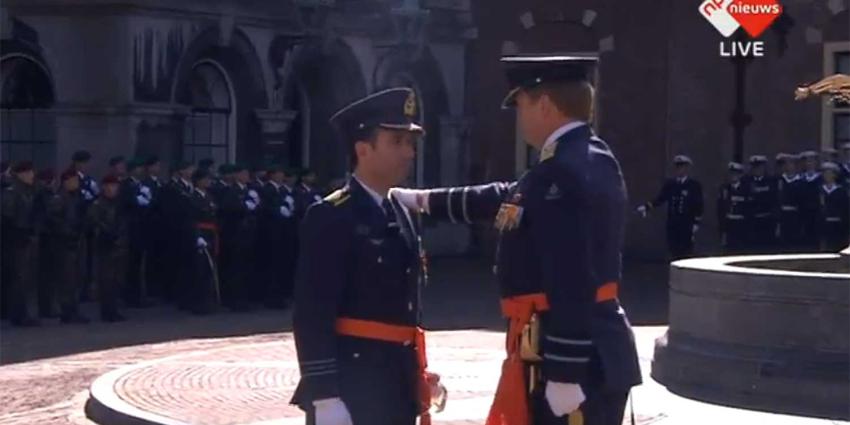 Militaire Willems-Orde door koning uitgereikt aan uit majoor-vlieger Roy de Ruiter