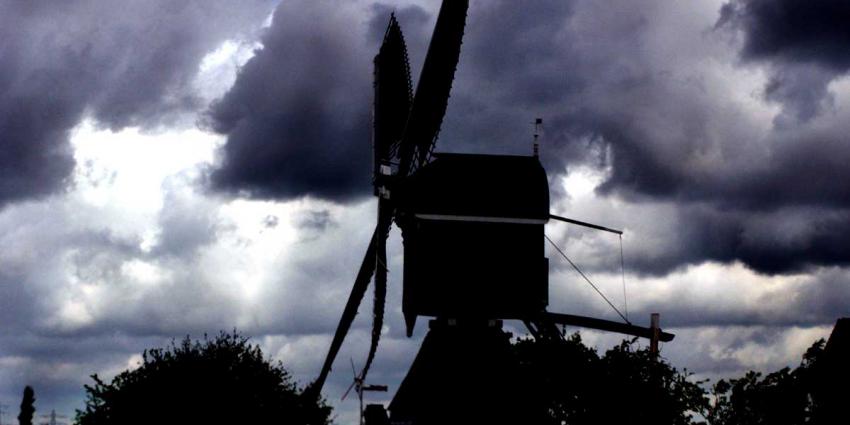 windmolen-wolken-tegenlicht