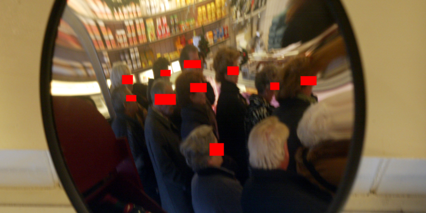 Roemeense winkeldieven stalen Kruidvatwinkels leeg