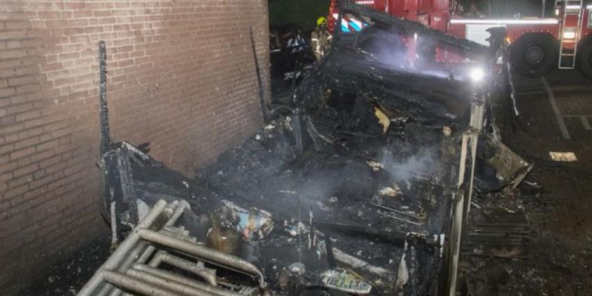 Brandende caravan veroorzaakt grote woningbrand