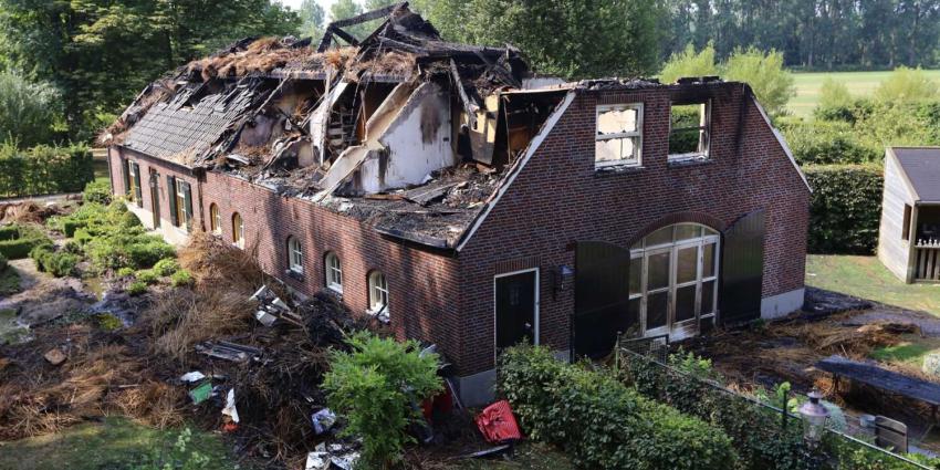 Brand verwoest dubbele woonboerderij Sint-Oedenrode