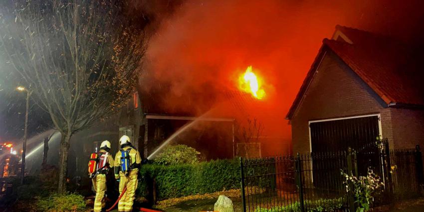 Drentse woonboerderij door forse brand in de as gelegd